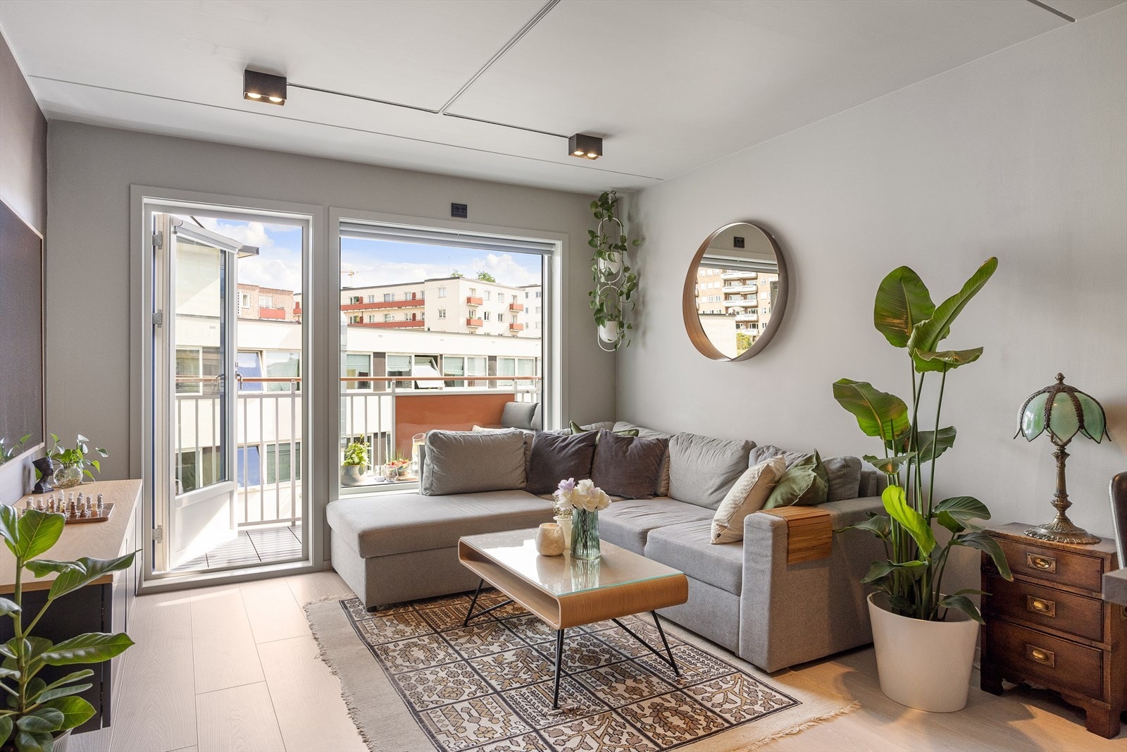 Velkommen til Sinsenveien 9! Dette er en spennende leilighet med to innganger og har flere utnyttings muligheter - enten du vil ha en romslig 3-roms med to baderom, eller ha 2-roms med 1-roms utleiedel. Galleribilde