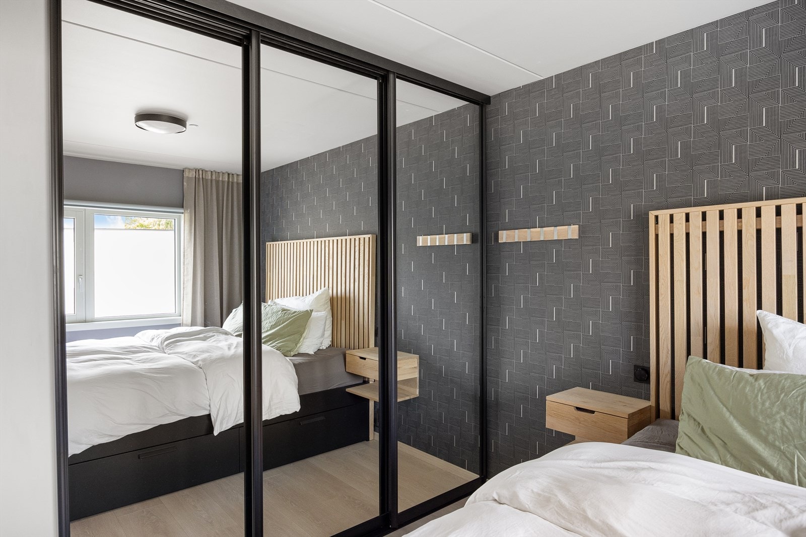 Det er gode oppbevaringsmuligheter i romslig skyvedørsgarderobe med speilfronter. Galleribilde