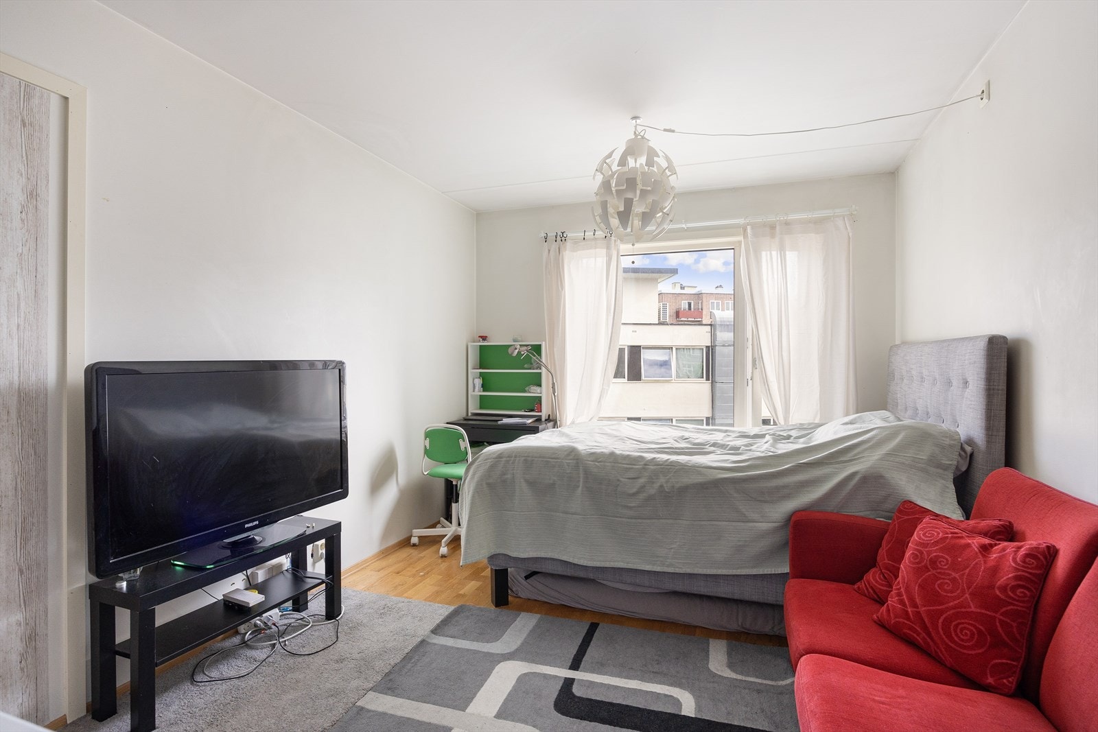 UTLEIEDEL: Velkommen inn til en lys og flott hybel på ca. 20 kvm. Utleiedelen har egen inngang med callinganlegg. Videre har utleiedelen en lys stue med plass til sofagruppe samt tilhørende møbler. Galleribilde