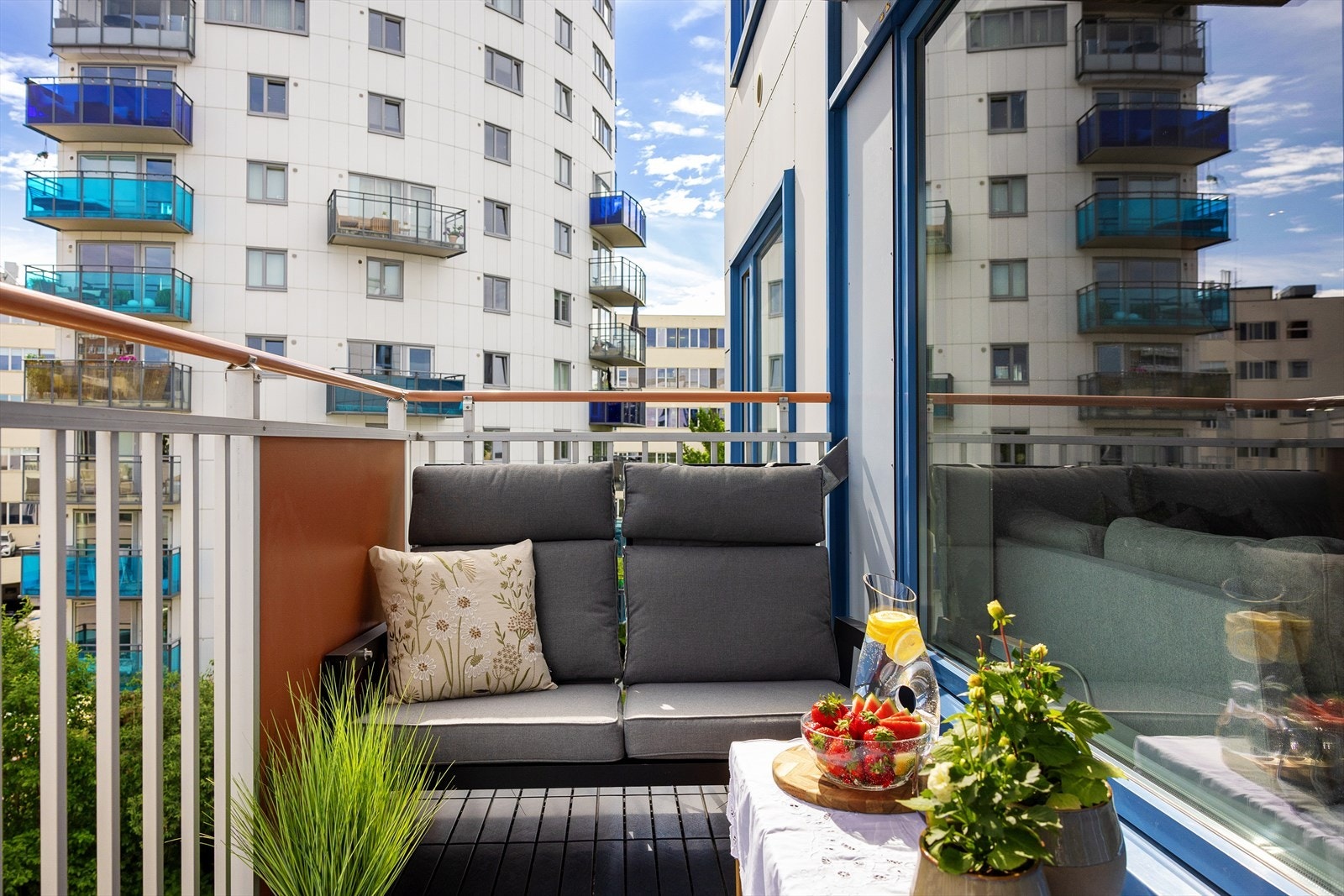 På vår- og sommerhalvåret blir balkongen som en forlengelse av stuen og innbyr til mer samvær og fine stunder med familie og venner. Galleribilde