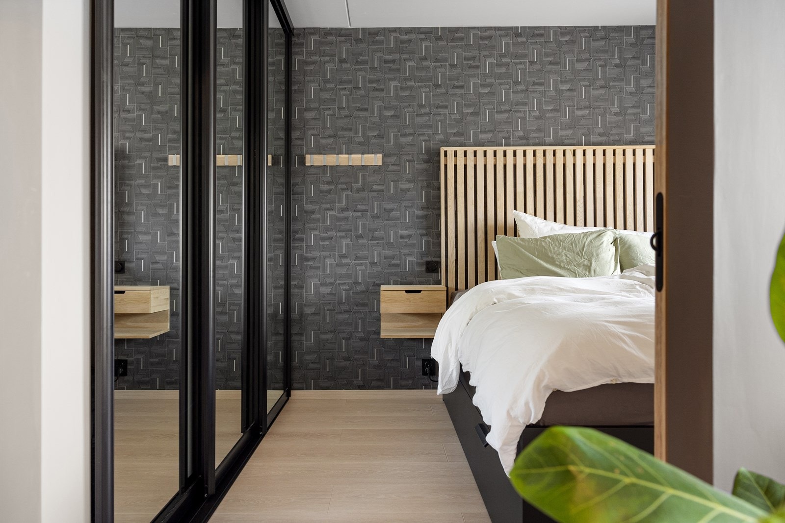 Fra stuen er det adkomst til soverom. Galleribilde