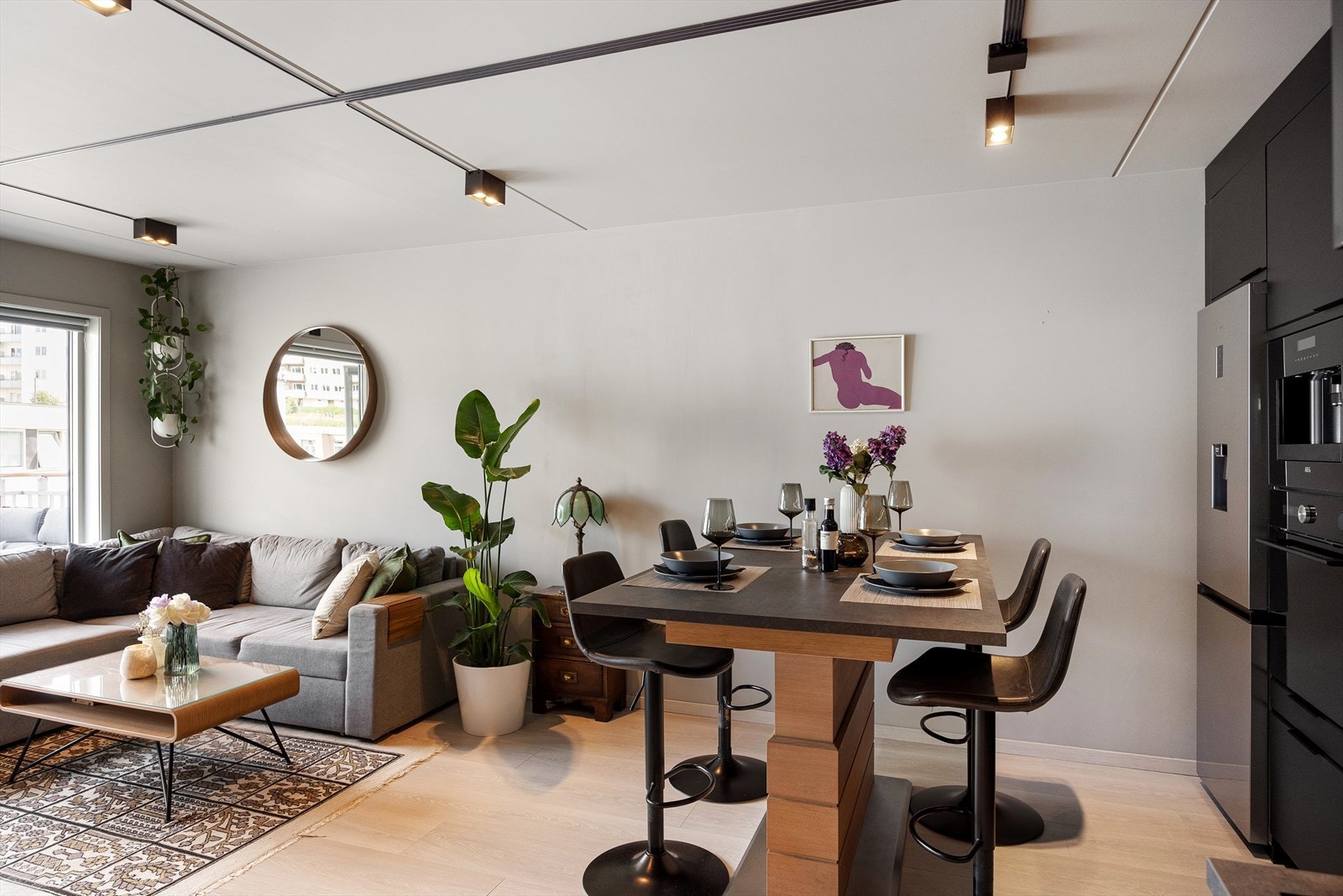 Gulvet er belagt med flott laminat, gulvvarme og overflatene er malt i moderne fargetoner. Galleribilde