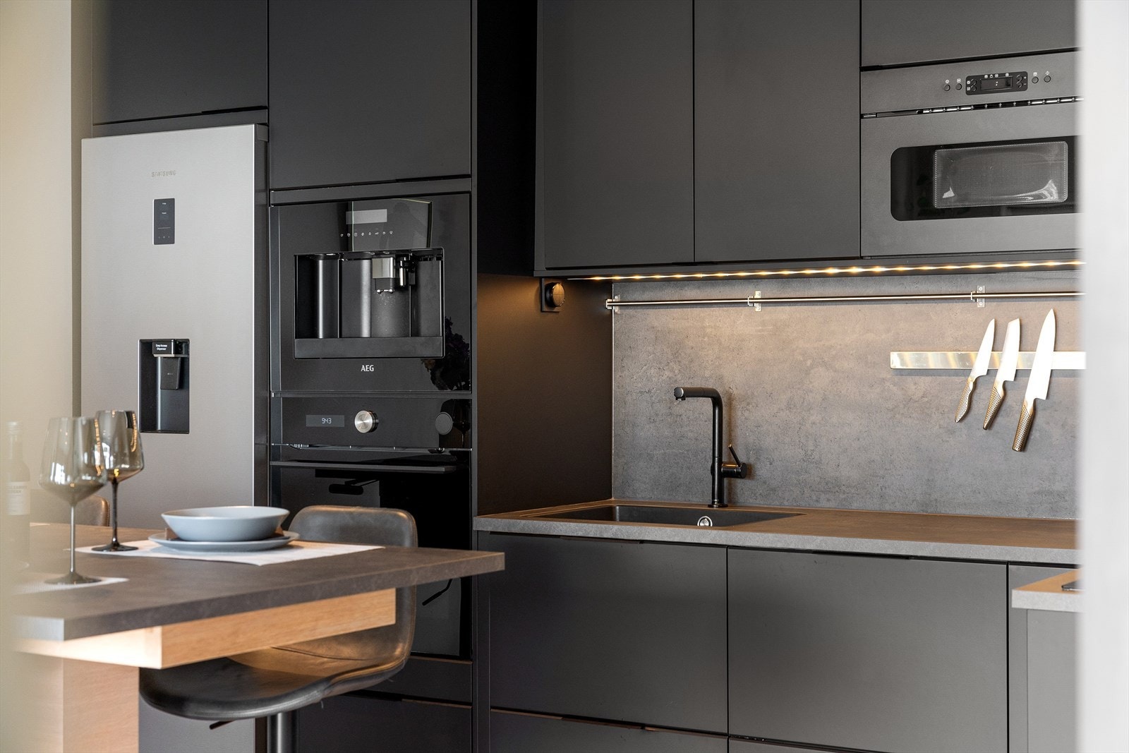 Videre er det integrerte hvitevarer som platetopp, stekeovn, mikrobølgeovn og oppvaskmaskin. Det er frittstående kjøleskap og frys. Galleribilde