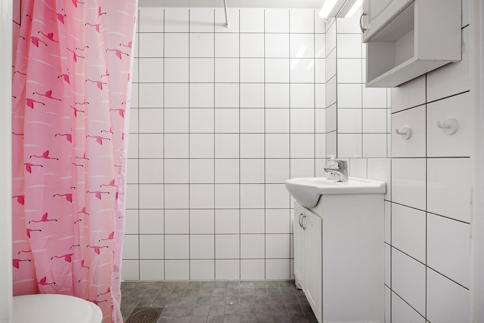 Flott flislagt baderom med gulvvarme. Badet består av servantskap, servant, klosett med innebygd sisterne og åpen dusjløsning. Galleribilde