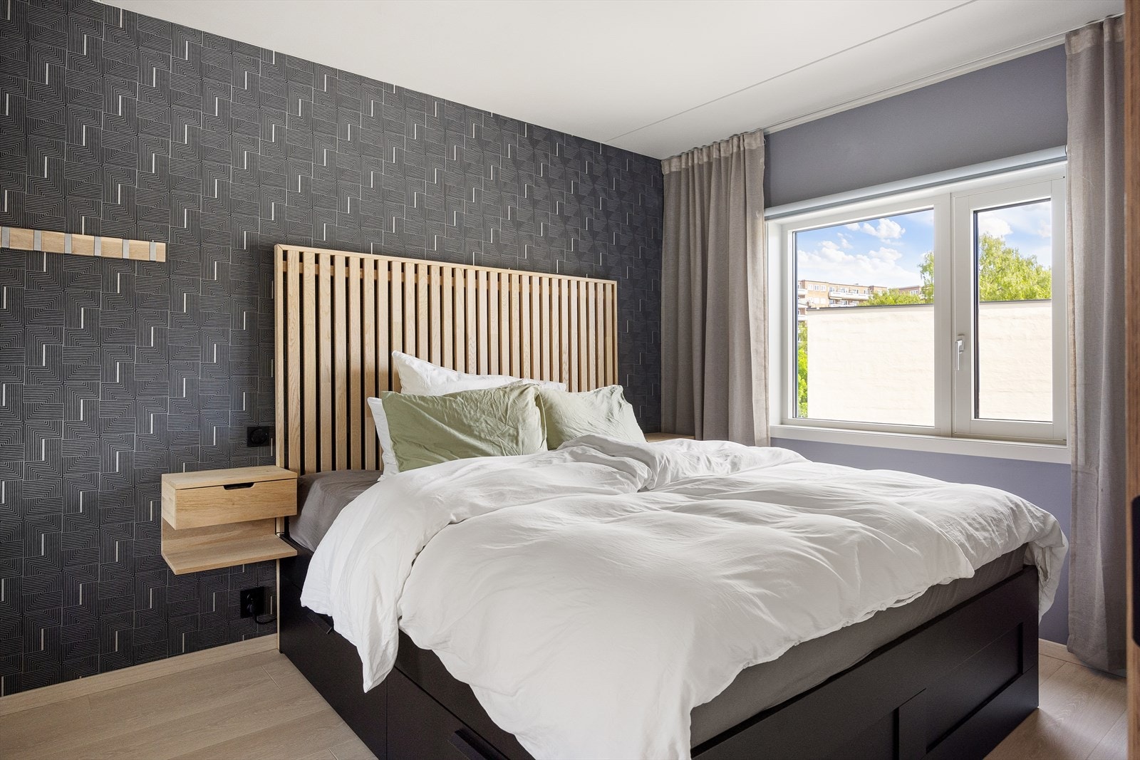 Soverommet er av god størrelse med plass til dobbeltseng, nattbord og tilhørende møbler. Galleribilde