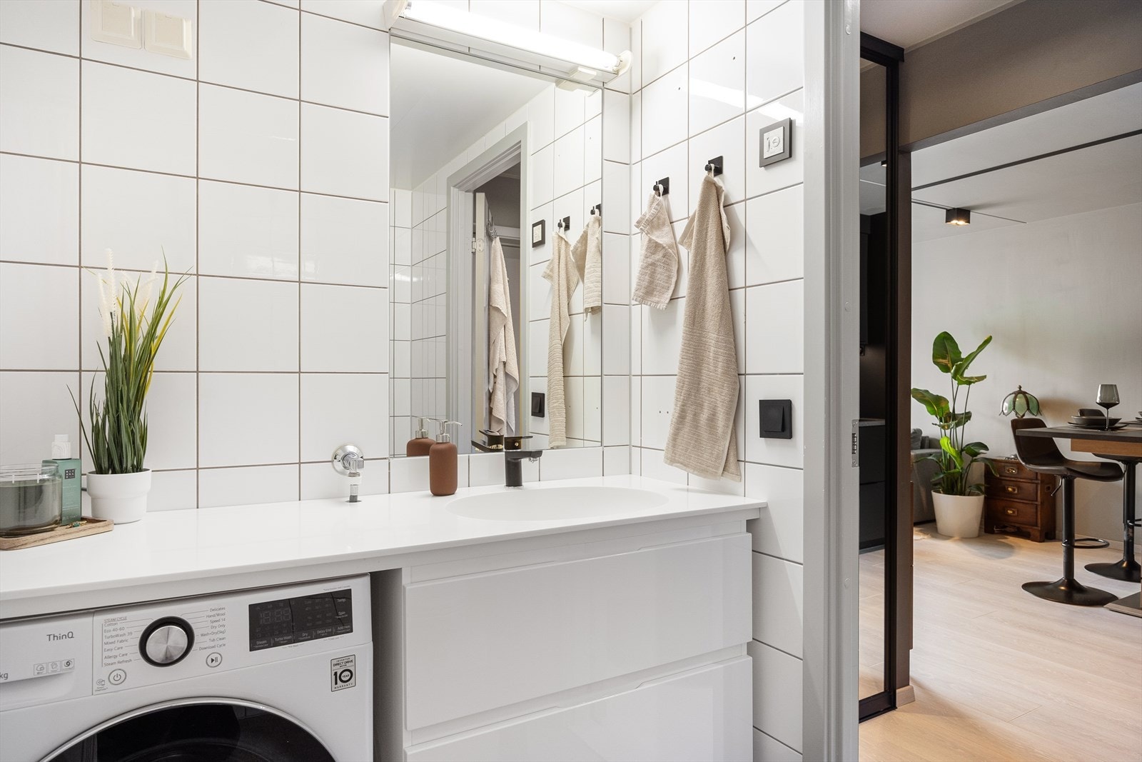 Det er opplegg for vaskemaskin på baderom. Galleribilde