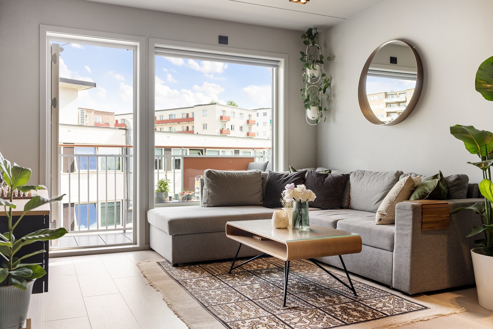 Stuen er lys og luftig med store vindusflater som sørger for rikelig med innslipp av naturlig lys. Galleribilde