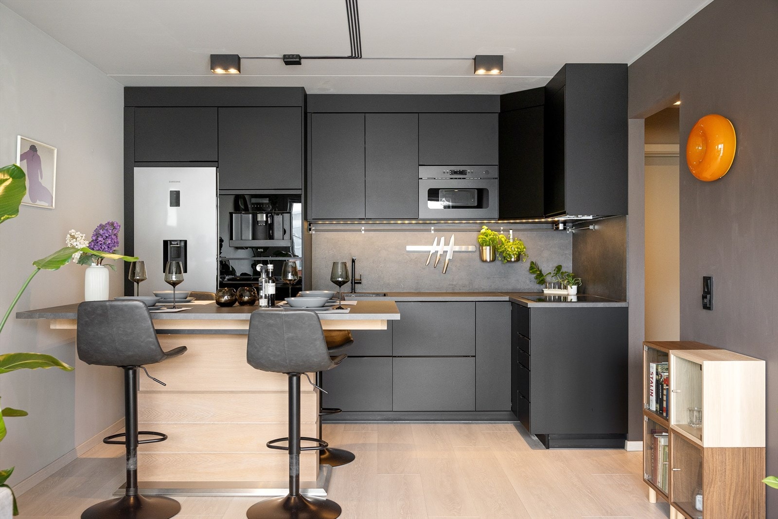 Stilrent IKEA kjøkken fra 2021 med god skap- og benkeplass. Galleribilde