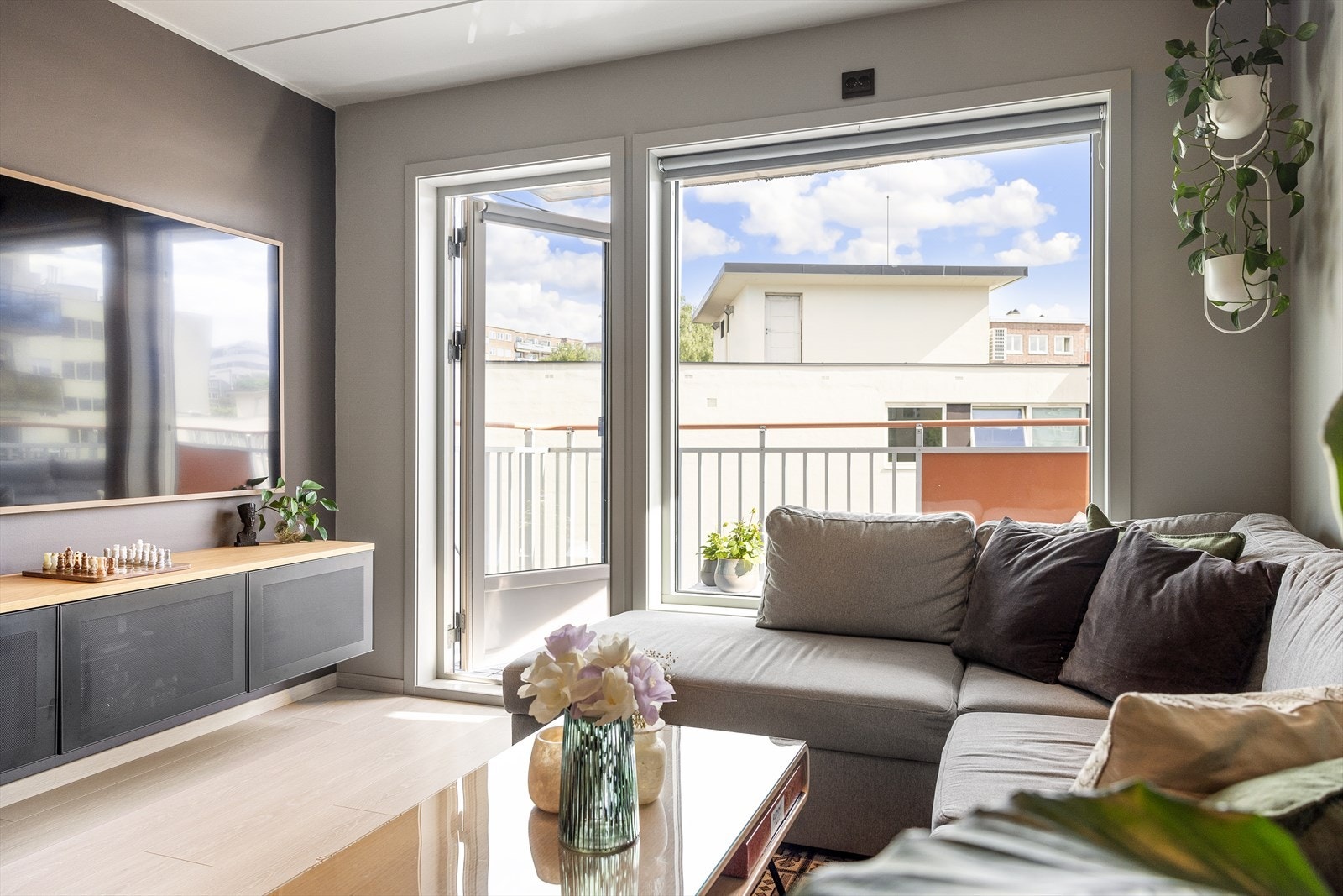 Fra stuen er det utgang til balkong. Galleribilde