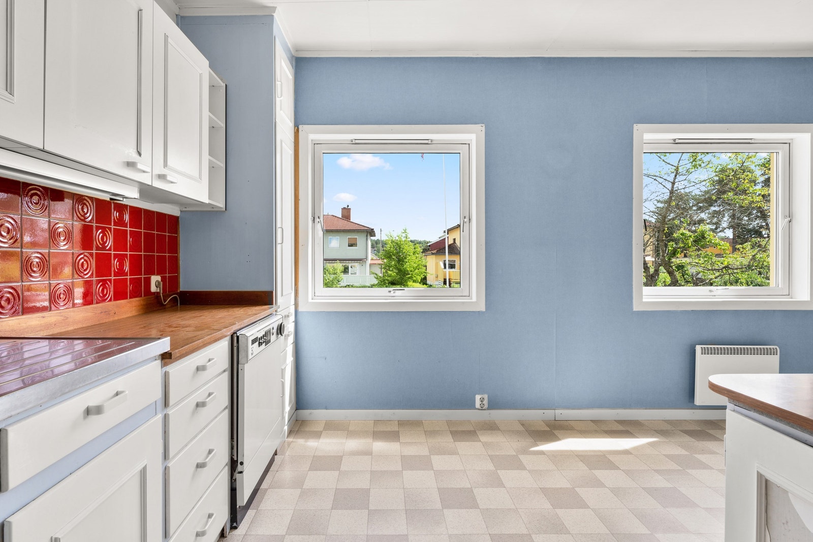 Kjøkken med spiseplass ved vindu, morgensol Galleribilde