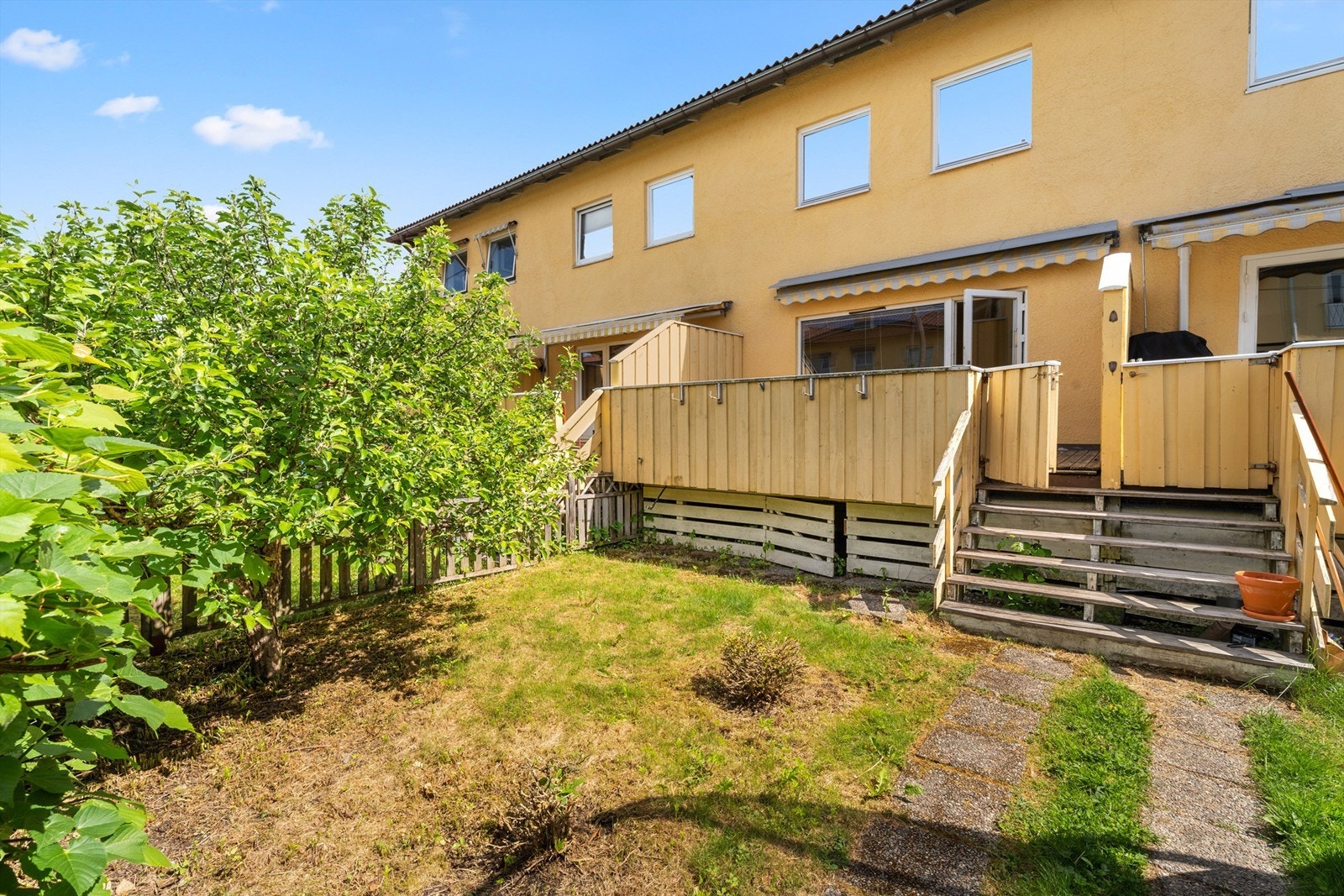 Vestvendt hage og terrasse Galleribilde