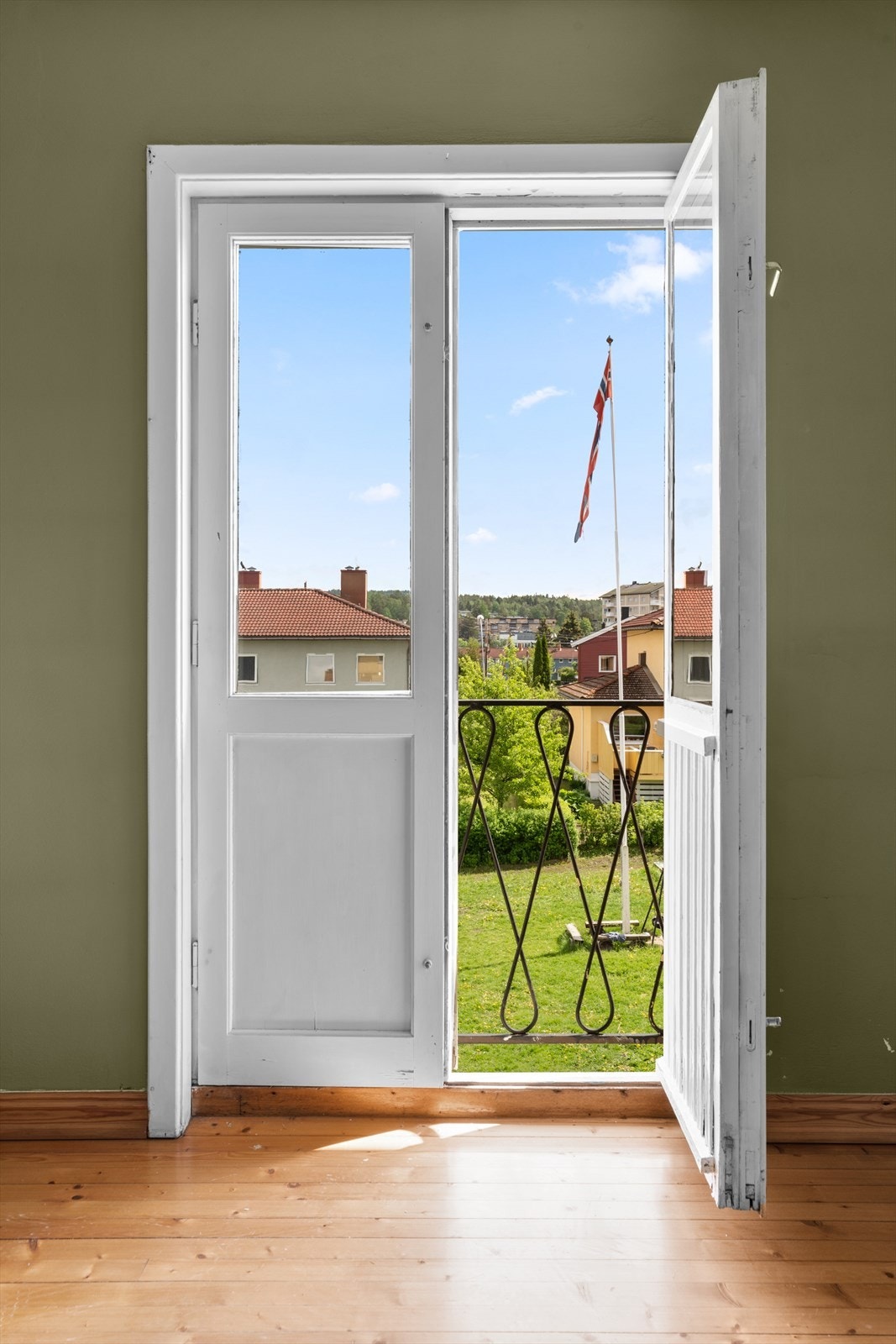 Fransk balkong på hovedsoverom, morgensol Galleribilde