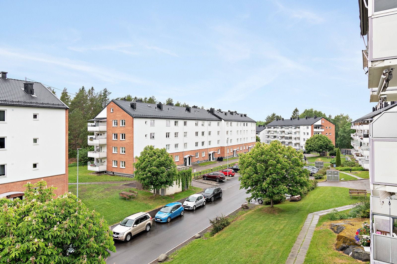 Steinspranget Borettslag ligger i et stille og usjenert strøk med kort vei til barnehager, skole, svømmehall og butikker. Borettslaget har en flott lekeplass og mange fine grøntområder hvor både småbarnsfamilier og eldre trives. Galleribilde