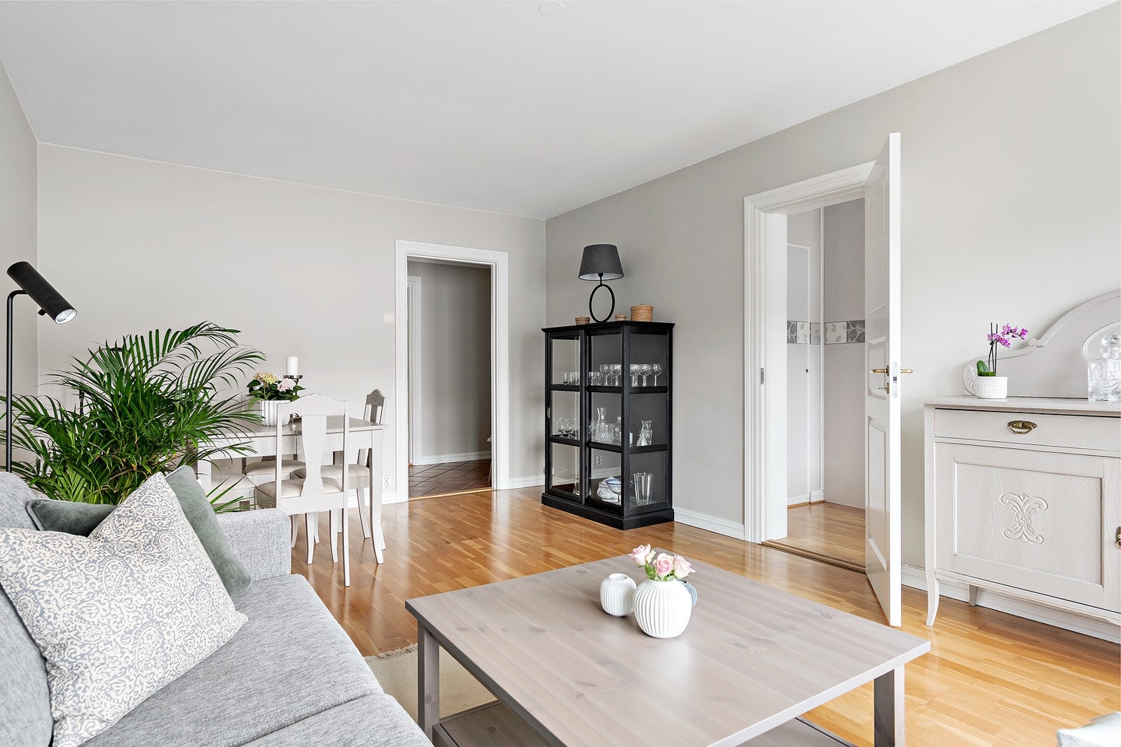 Lys og luftig stue med god plass til sofagruppe, spisebord og øvrig møblement Galleribilde