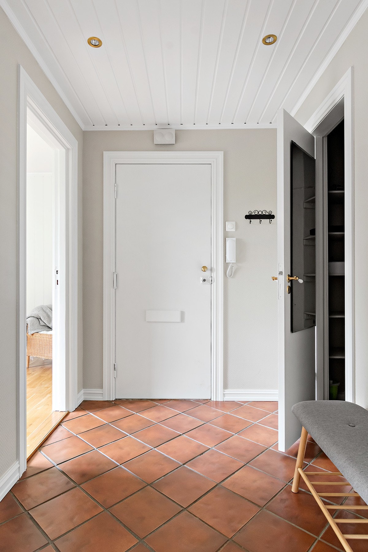 Praktisk entré med plass til å henge fra seg yttertøy og sette fra seg sko. Entréen har også tilgang til innvendig bod for videre oppbevaring. Det er bestilt og vil bli montert en ny entrédør. Galleribilde