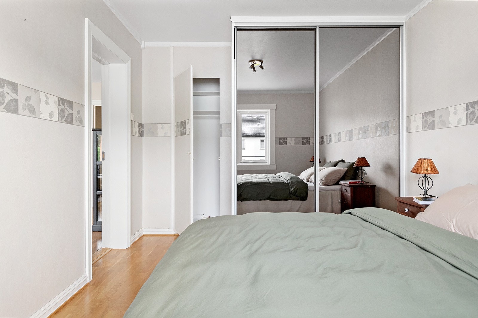 Hovedsoverom - Her er det god plass til dobbeltseng, nattbord og garderobeløsninger. Galleribilde