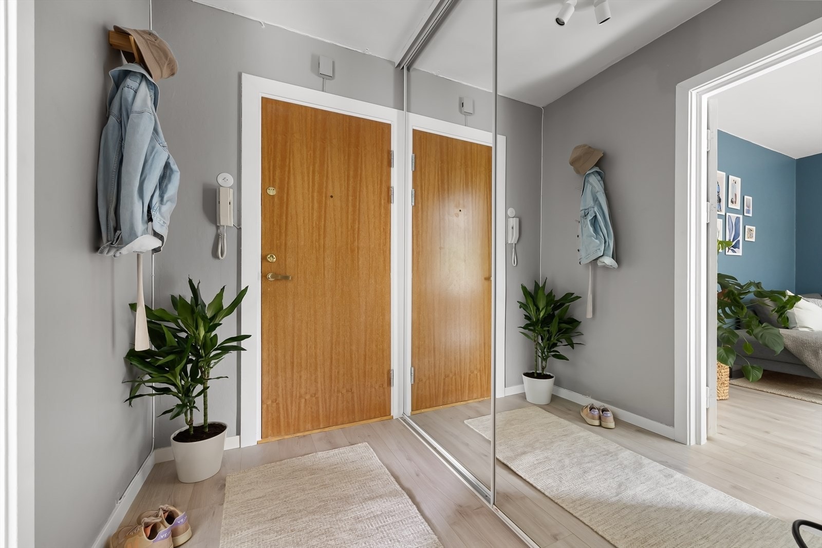 Det er også en stor skyvedørsgarderobe i boligen Galleribilde