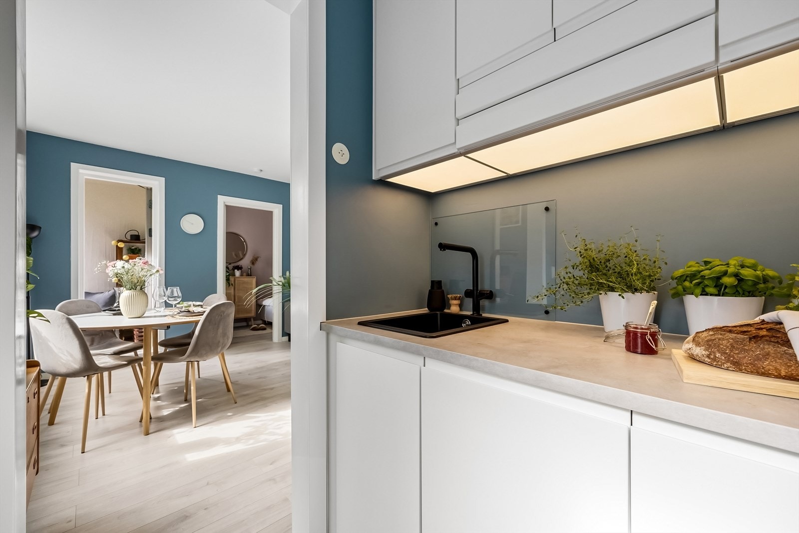 Alle hvitevarer følger handelen. Det er oppvaskmaskin, komfyr og kjøleskap Galleribilde