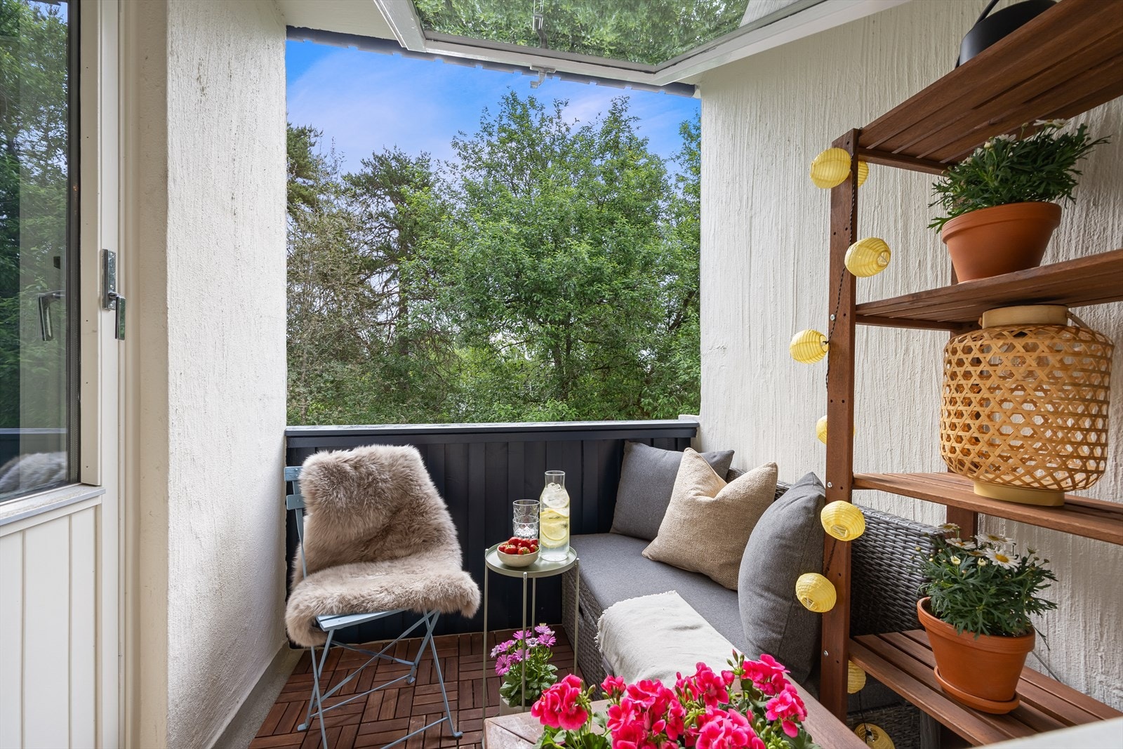 Balkongen er vendt mot øst. og har morgensolen frem til ca. 1200 Galleribilde
