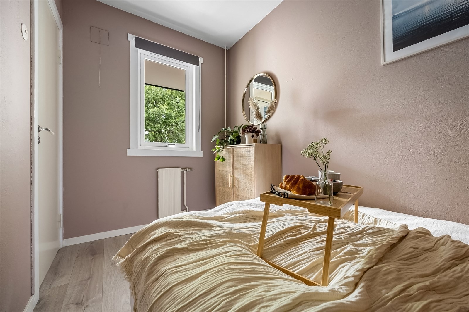 Soverommet er vendt inn mot marka. Det blir heller ikke overopphetet av stekende kveldssol Galleribilde