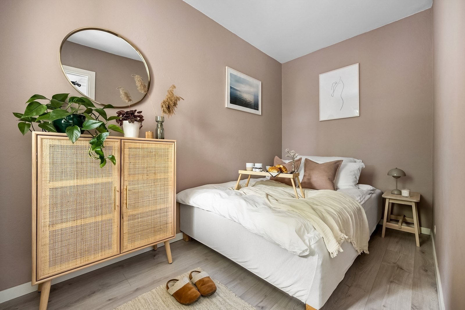 Soverommet har god plass til både stor seng, og boligen egner seg fint for 2 personer Galleribilde