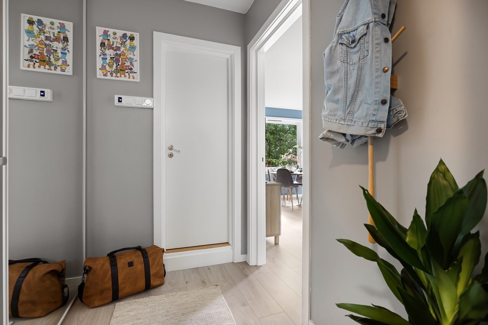 Entreen er romslig med god plass til klesavheng Galleribilde