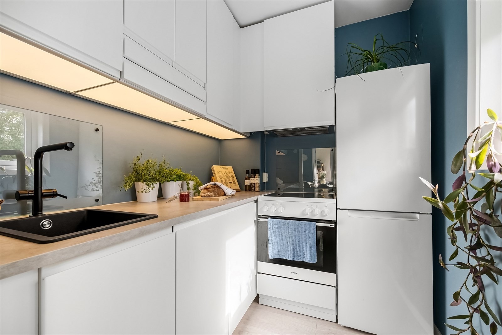 Her er det rikelig med både skap og benkeplass. Merk også et vindu til høyre i rommmet Galleribilde