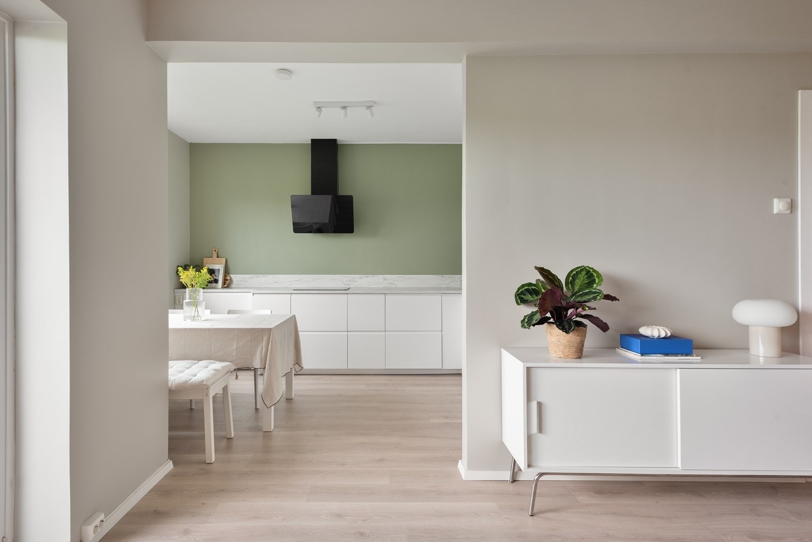 Leiligheten har et pent og stilrent gulv som ble lagt i 2021. Galleribilde