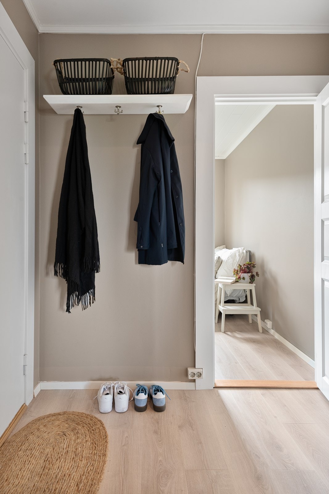 Innbydende entré, med gode muligheter til å henge opp jakker og sette fra seg sko. Galleribilde