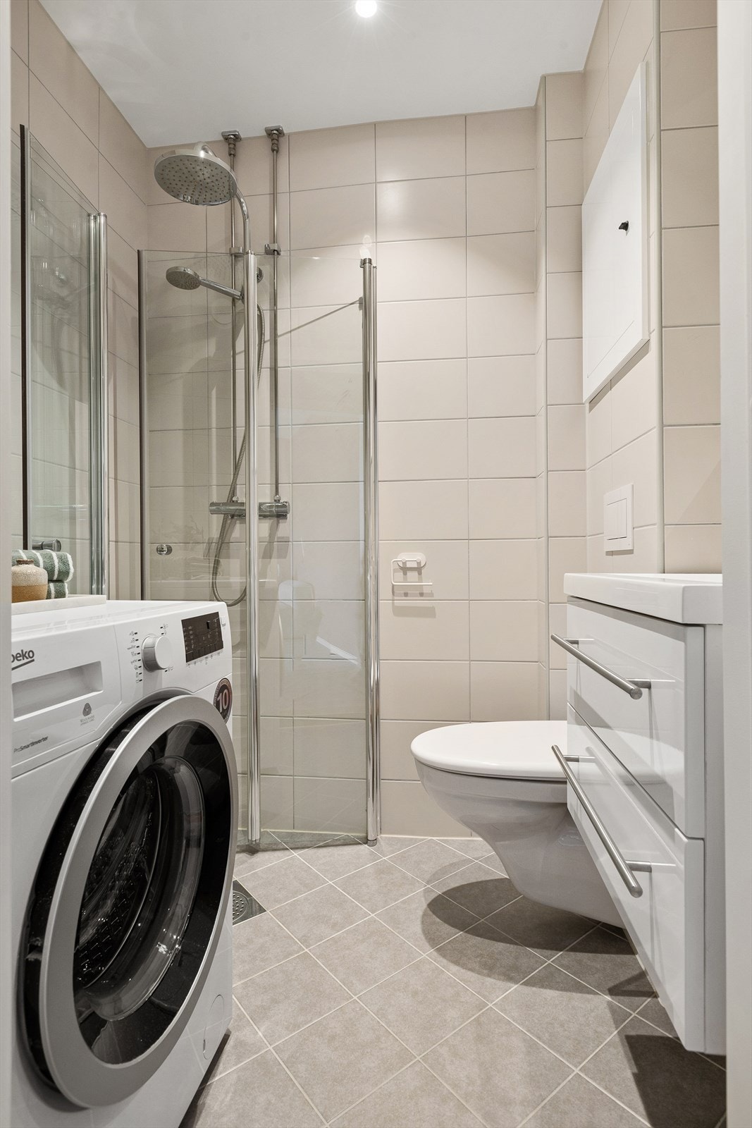 Pent flislagt bad fra 2019 med elektriske varmekabler og innfelte downlights. Pusset opp i regi av borettslaget. Galleribilde