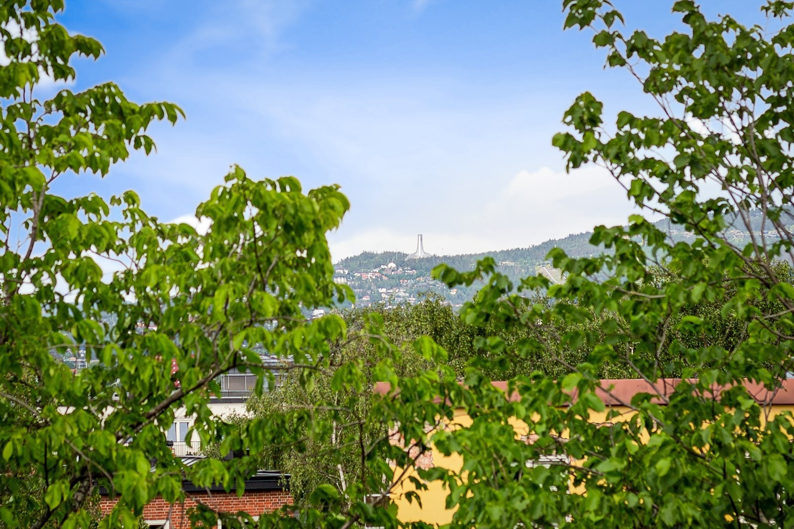 Balkongen har en nydelig utsikt opp mot Holmenkollen. Galleribilde