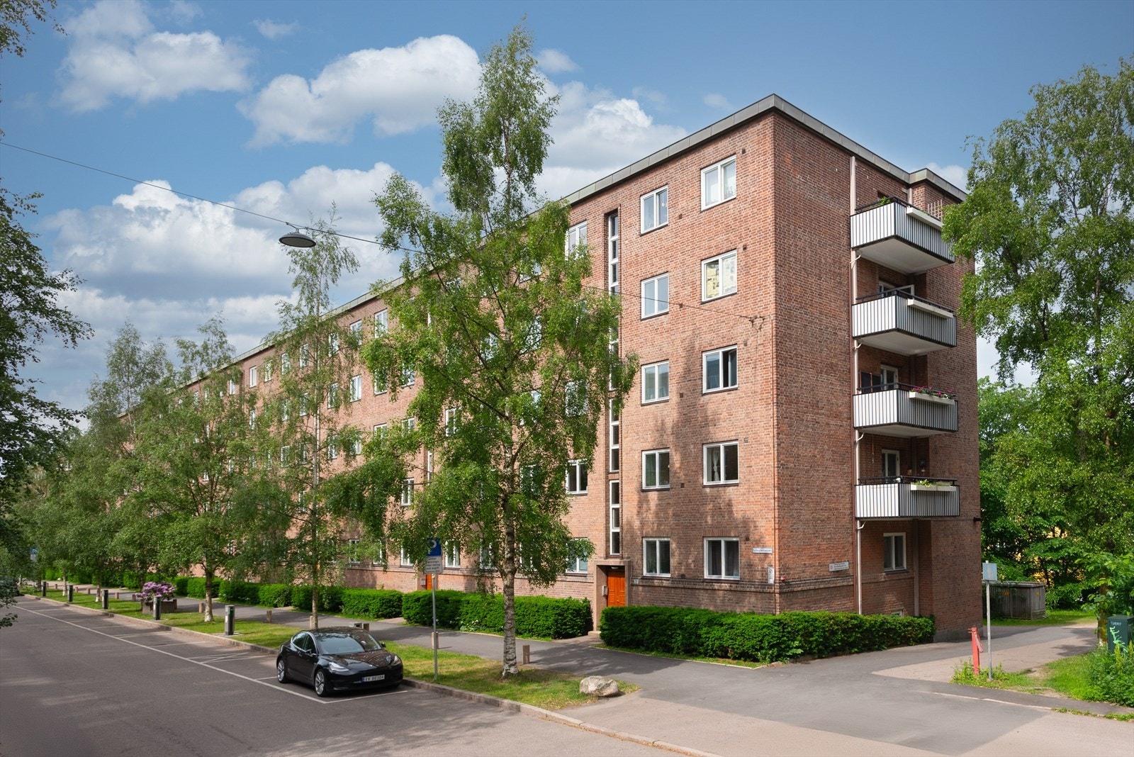 Velstelt fasade med pent opparbeidet fellesarealer. Galleribilde