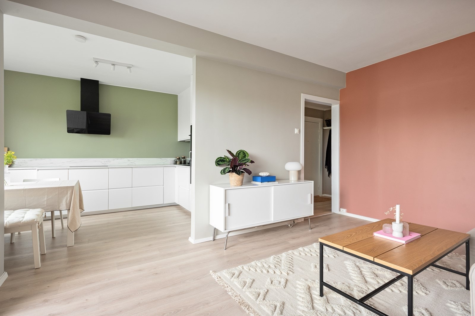 Leiligheten byr på en delvis åpen stue-/kjøkkenløsning som bidrar til å skape en luftig og sosial atmosfære. Galleribilde