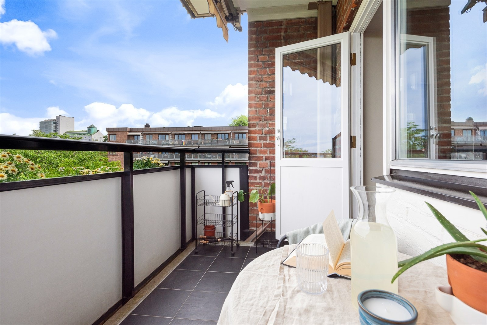 Balkongen er på 5,3kvm og har dermed god plass til ønskelig utemøblement. Galleribilde