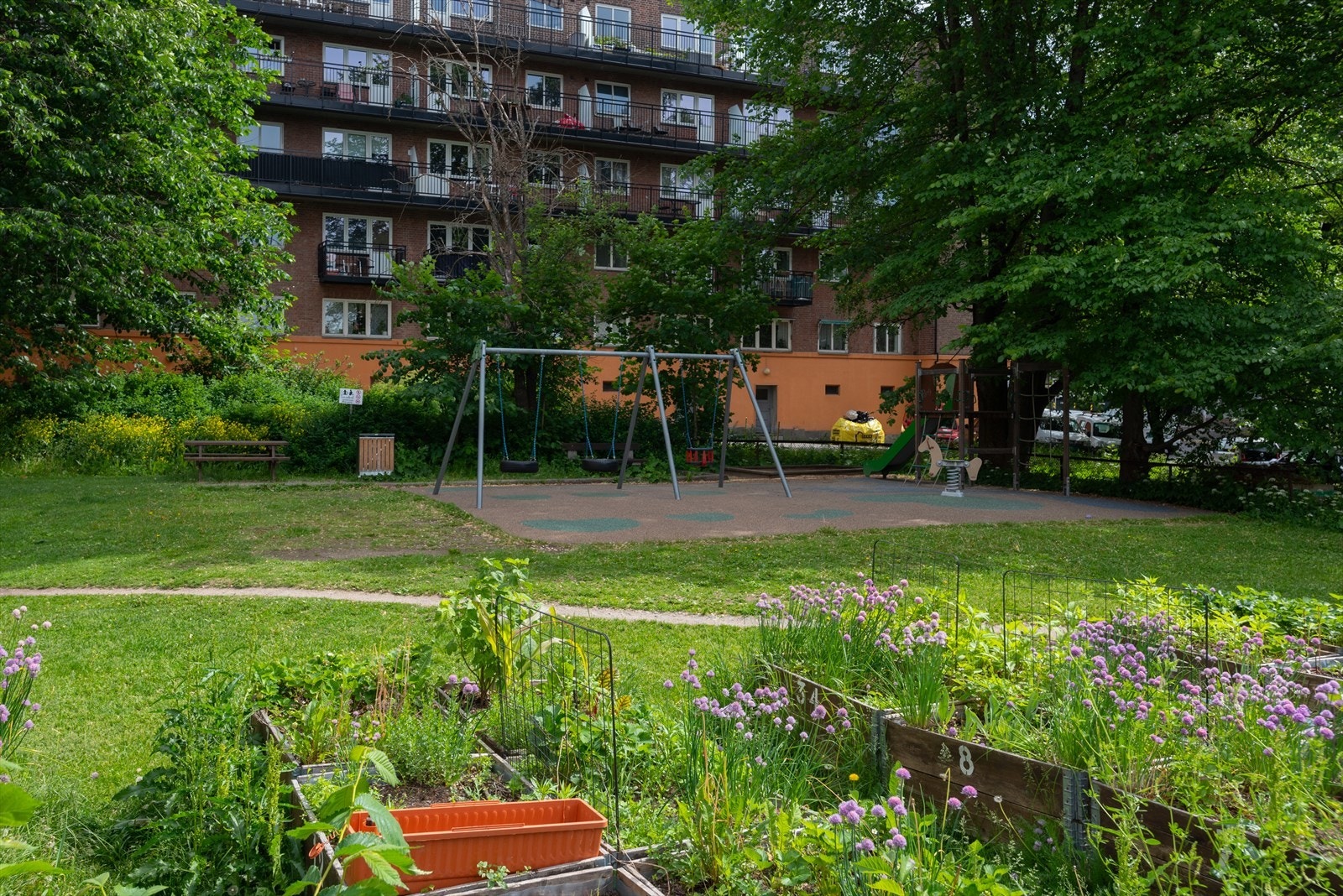 Barnevennlig nærområde, med grøntarealer og lekeplasser. Galleribilde