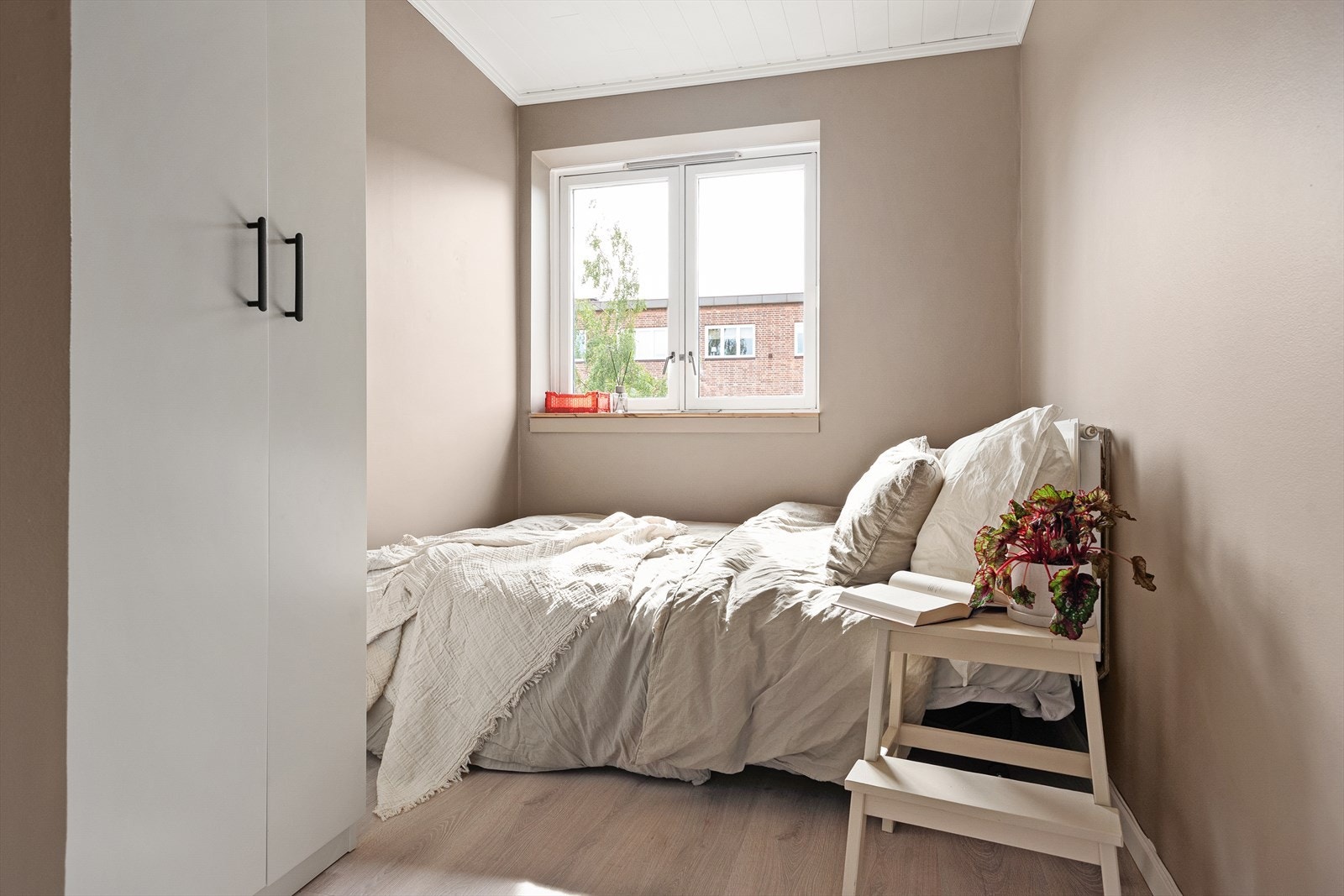 Leilighetens andre soverom er også av god størrelse, med plass til seng, tilhørende nattbord og garderobeskap. Galleribilde