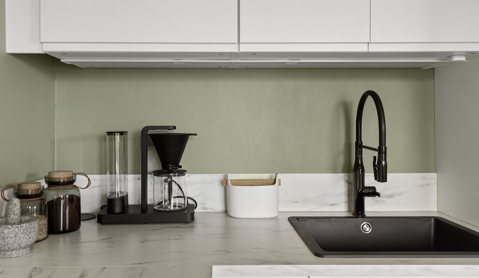 Kjøkkeninnredning med glatte fronter og foliert benkeplate. Galleribilde