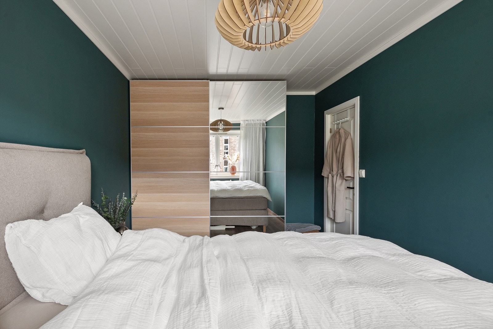 Soverommet er lyst og luftig. samtidig som det er gode oppbevaringsmuligheter. Galleribilde