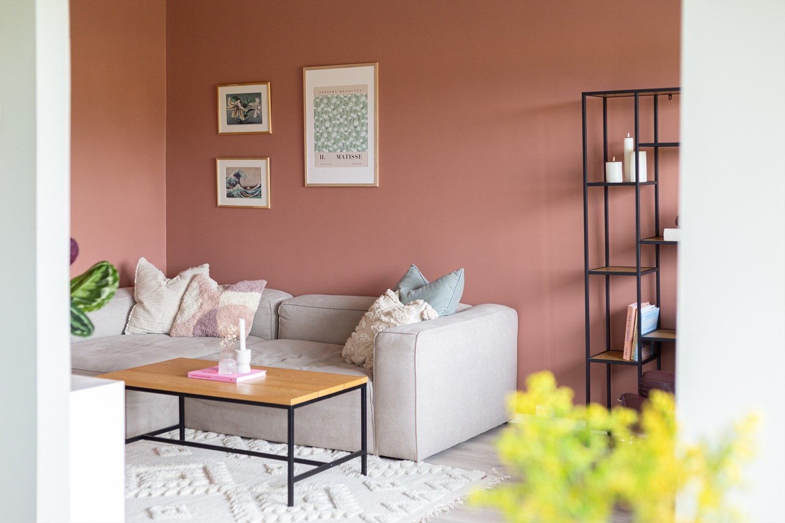 Stuen har god plass til en sofaseksjon, tilhørende bord og annet ønskelig møblement. Galleribilde