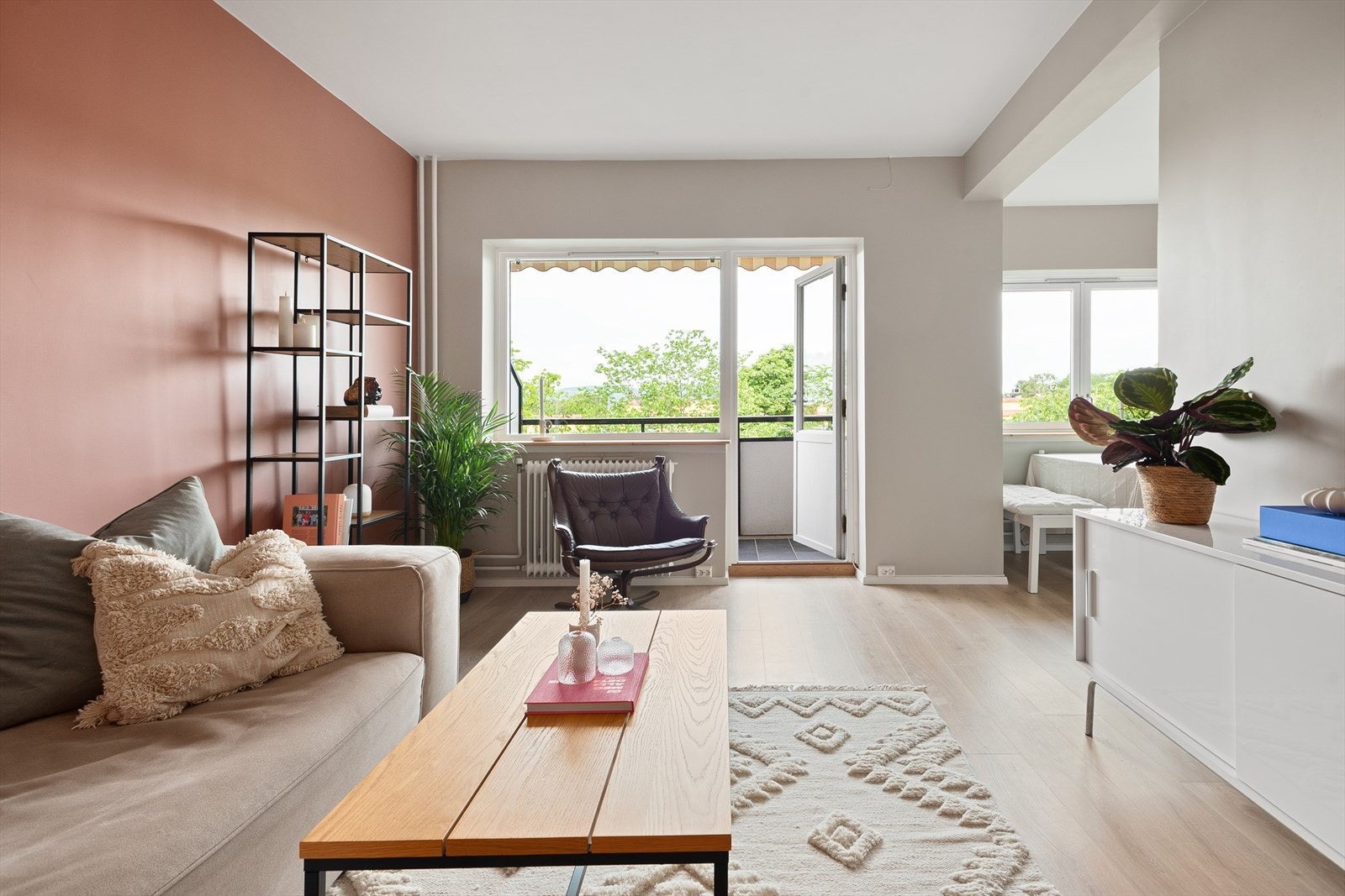 En romslig 3-roms andelsleilighet med en solrik balkong og sentral beliggenhet. Galleribilde