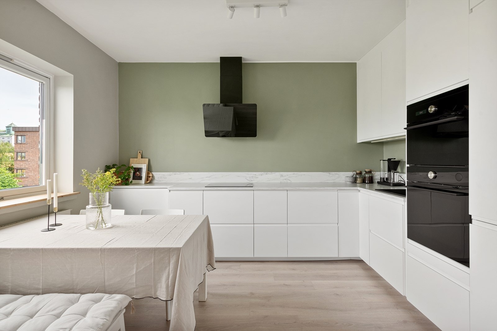 Kjøkkenet ble montert i 2021 og er utstyrt med platetopp, kum med ettgreps blandebatteri, ventilator, kjøl/fryseskap, mikrobølgeovn, ovn og oppvaskmaskin. Galleribilde