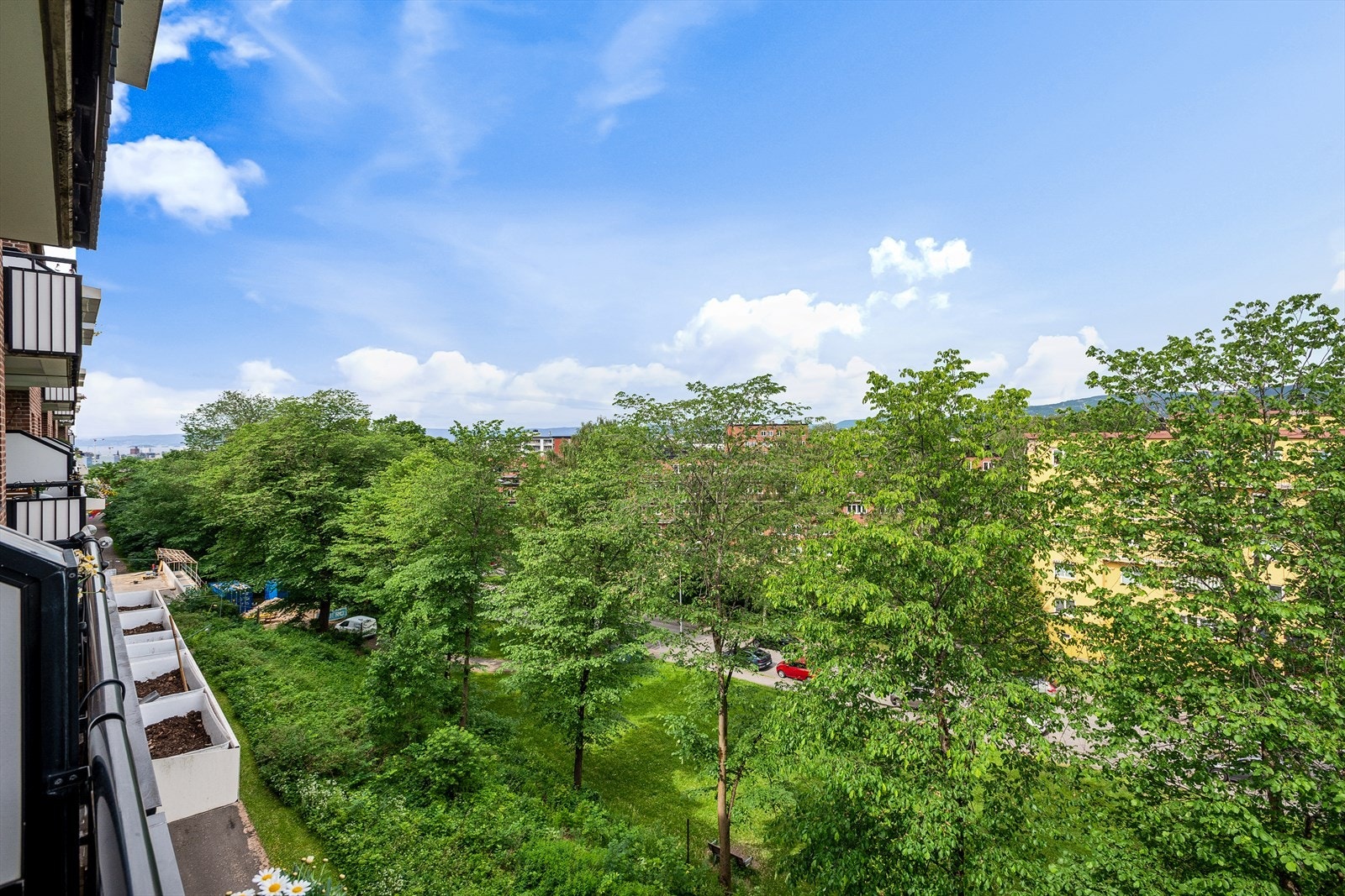 Balkongen er vendt mot rolige og skjermede grøntarealer Galleribilde