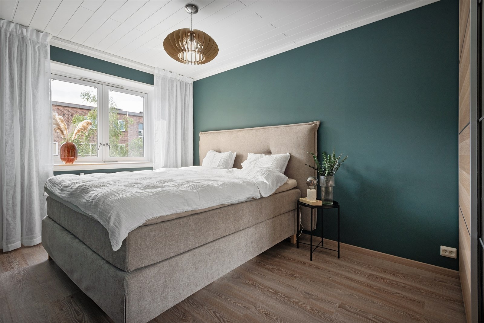 Hovedsoverommet i leiligheten har god plass til dobbeltseng, tilhørende nattbord, garderobeløsning og annet ønskelig møblement. Galleribilde