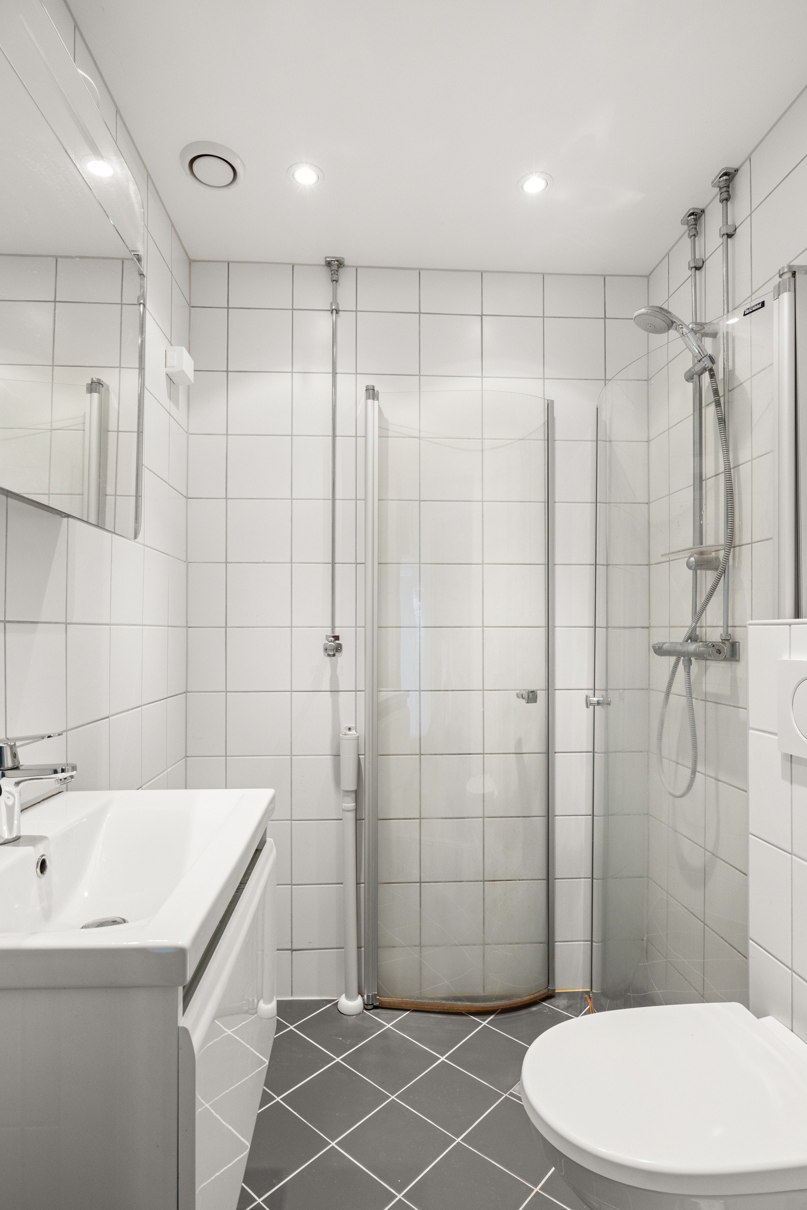 Oppvarming via radiatorer, varmtvann, fibernett, vaktmester med mer er inkludert i felleskostnadene. Galleribilde