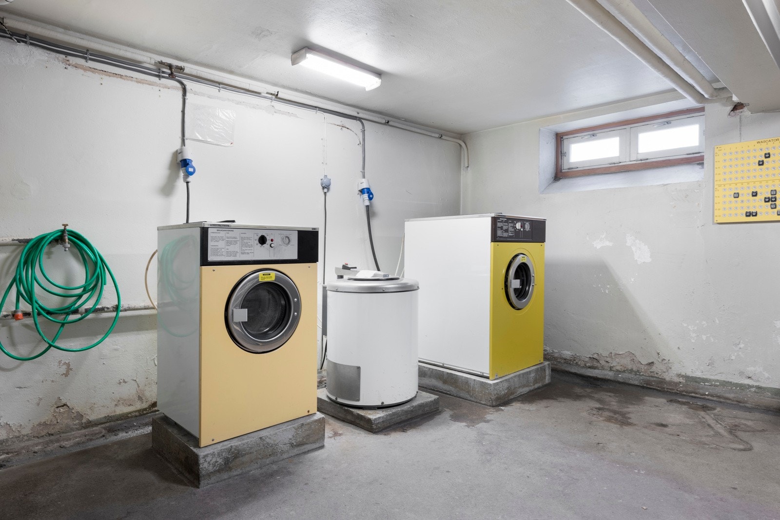 Borettslaget har et gratis fellesvaskeri. Det er ellers opplegg vaskemaskin i leilighetens baderom. Galleribilde
