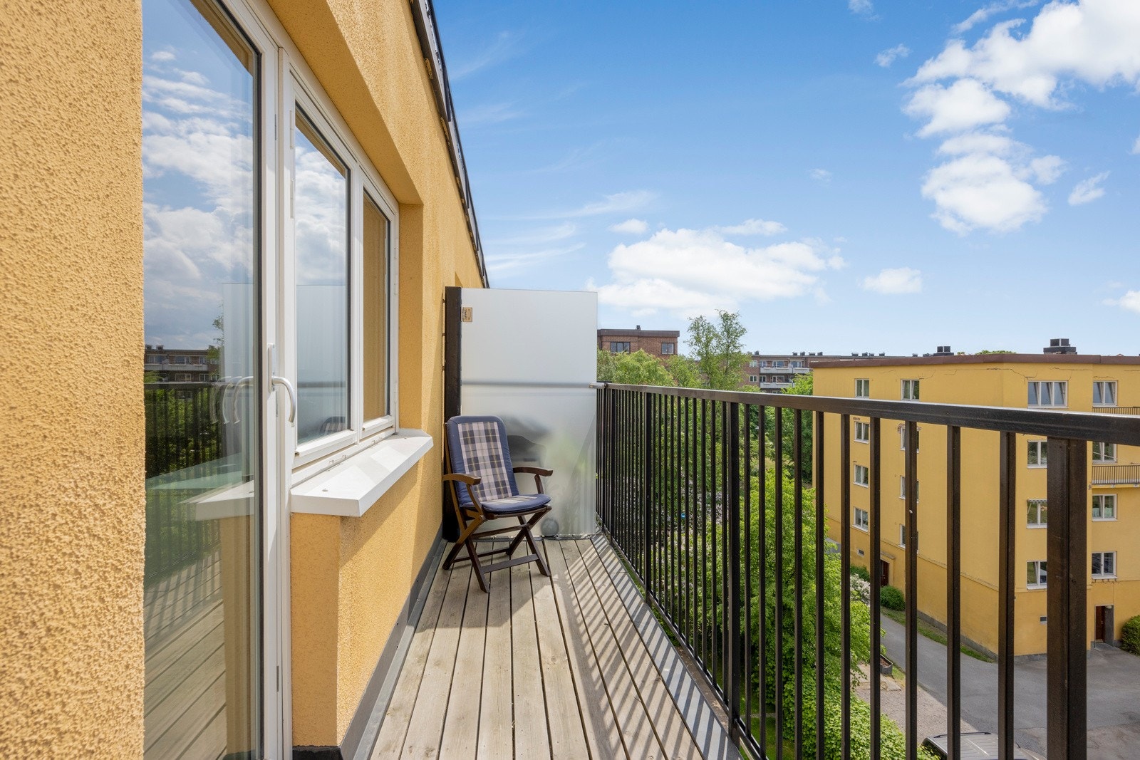 På balkongen er det sol hele dagen, fra den går opp i øst .. Galleribilde