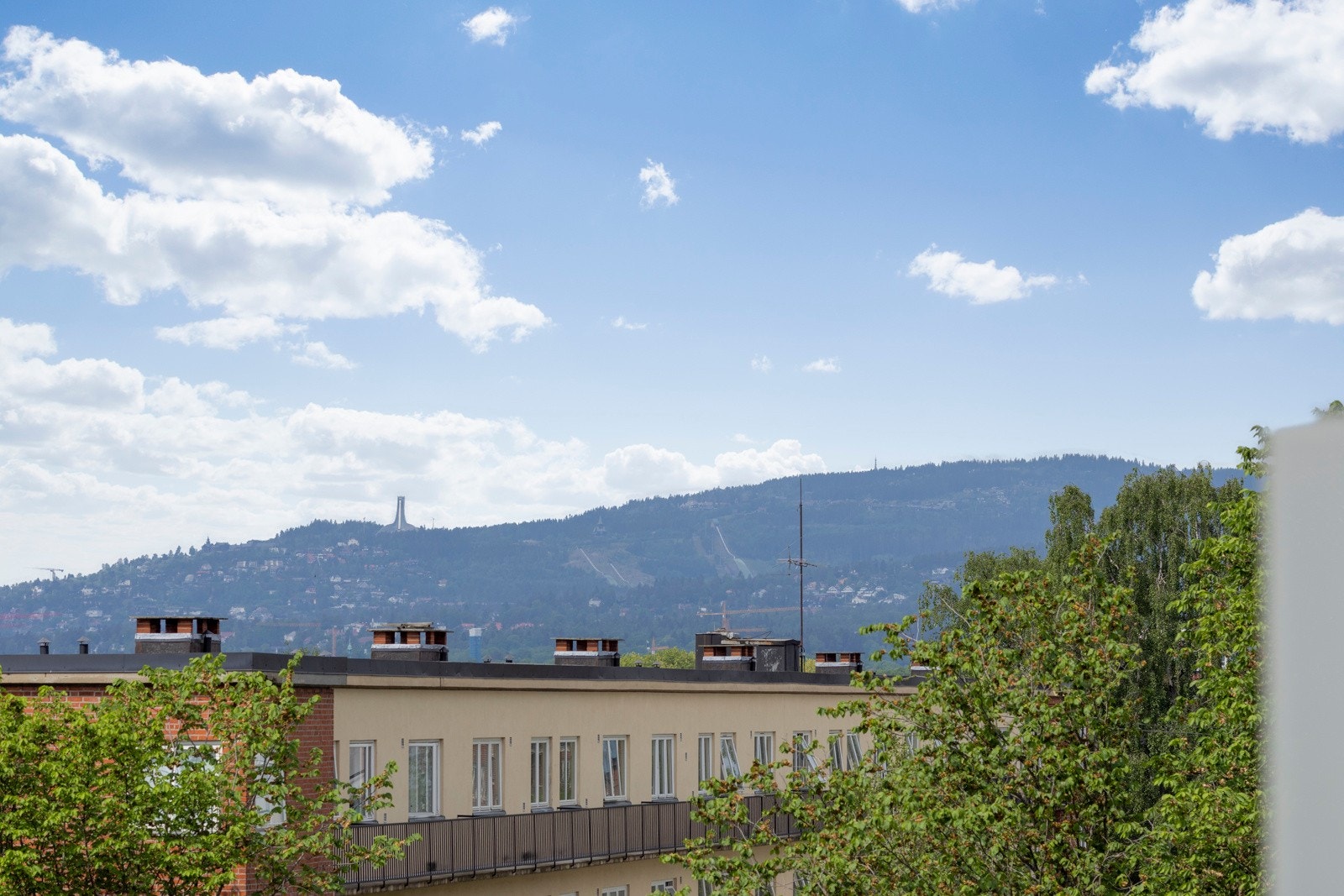 .. og mot vest har du Holmenkollen og Tryvannstårnet. Her kan du nyte vakre solnedganger både på vinterstid og sommerstid. Galleribilde
