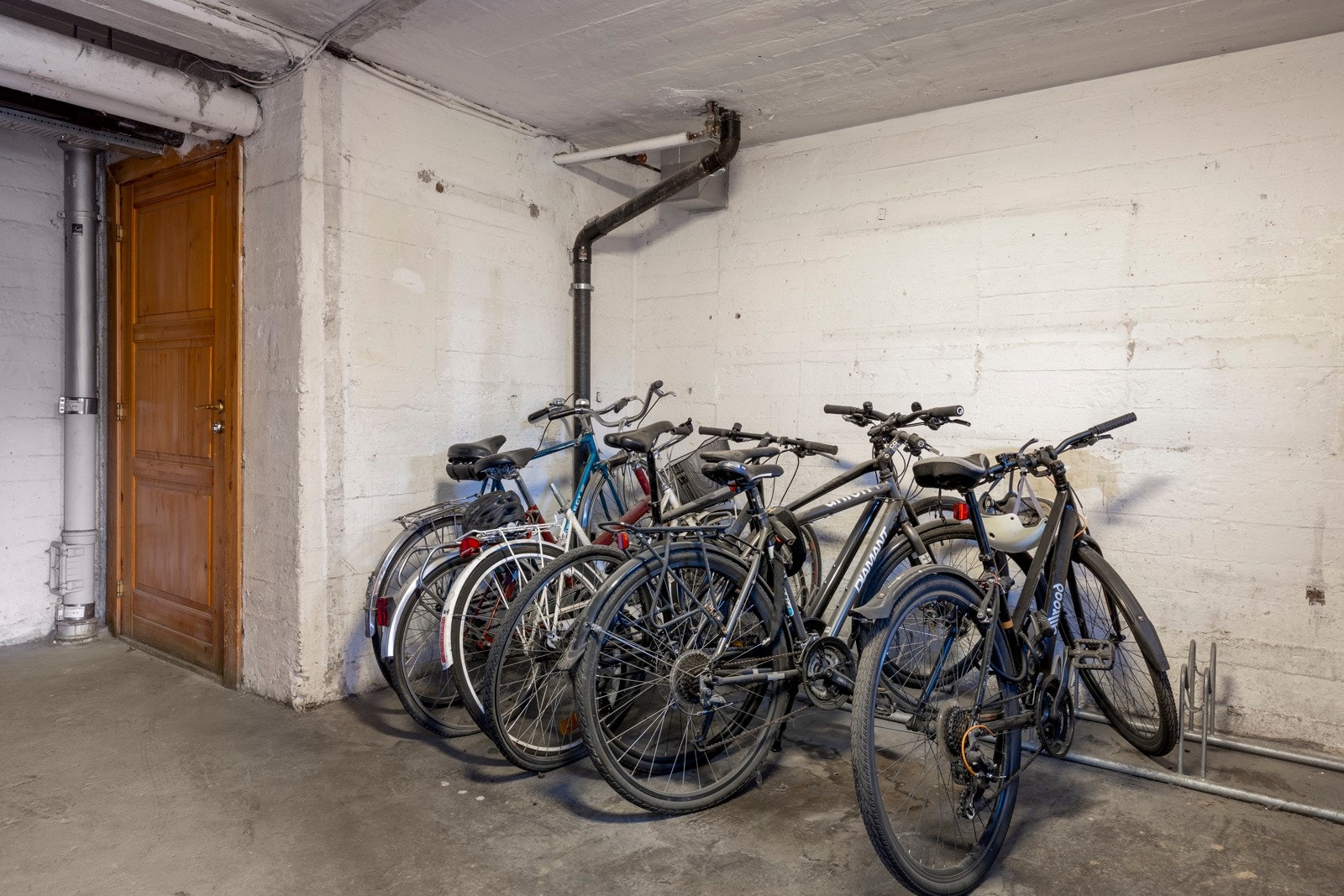 Felles sykkelparkering i kjeller. Leiligheten disponerer også egen kjellerbod. Galleribilde