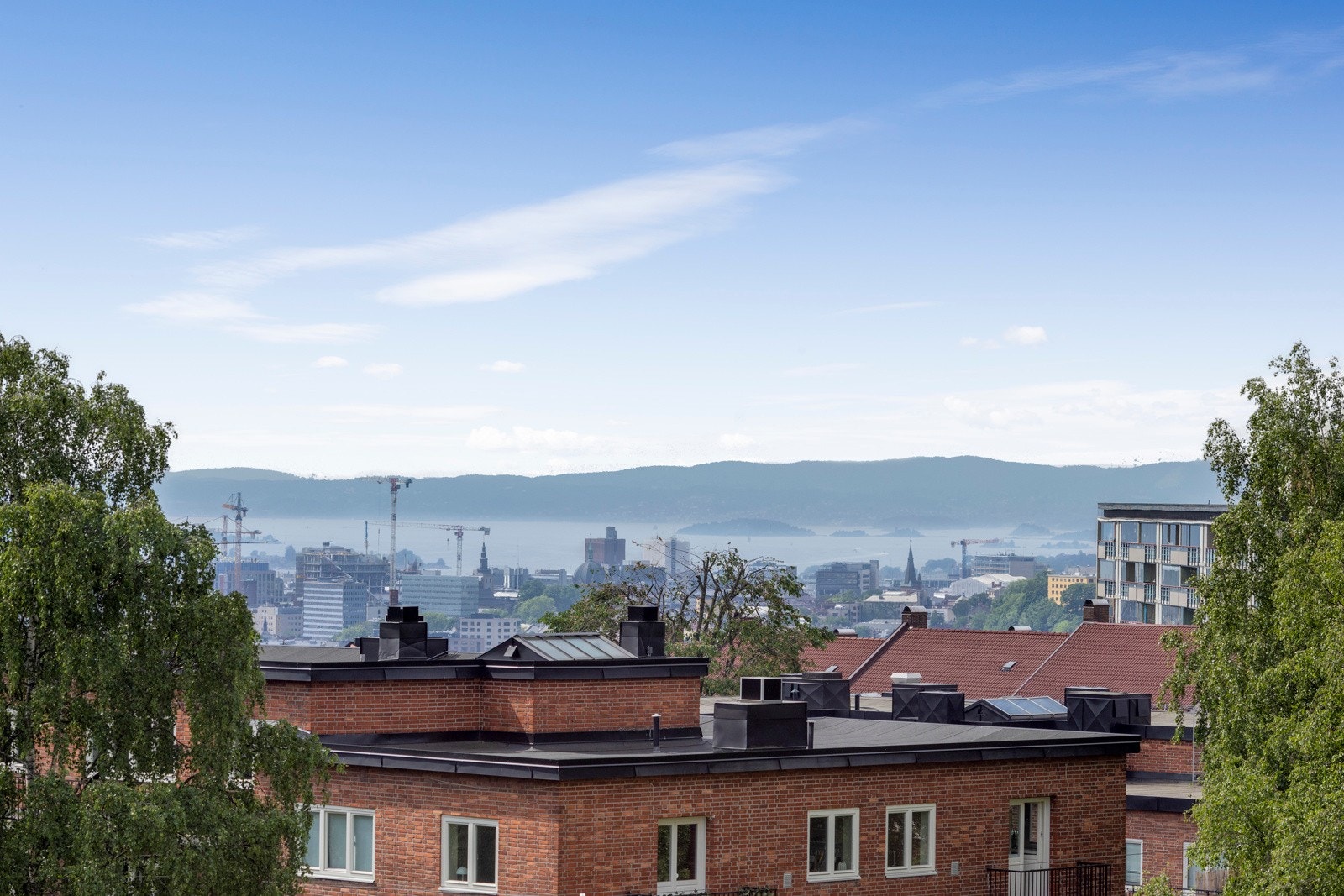 Du har utsikt nedover byen og kan se Oslofjorden med horisonten i det fjerne .. Galleribilde