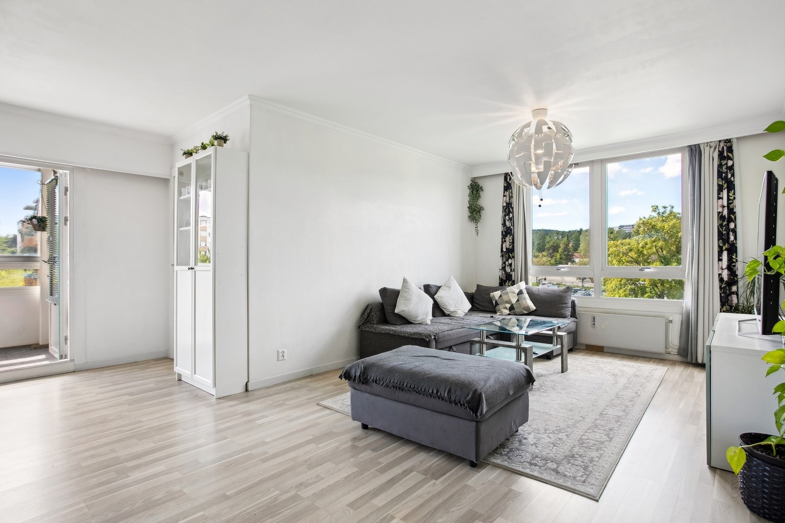 Her er det god plass til å møblere med sofagruppe, tv-seksjon, og øvrig ønsket møblement. Galleribilde